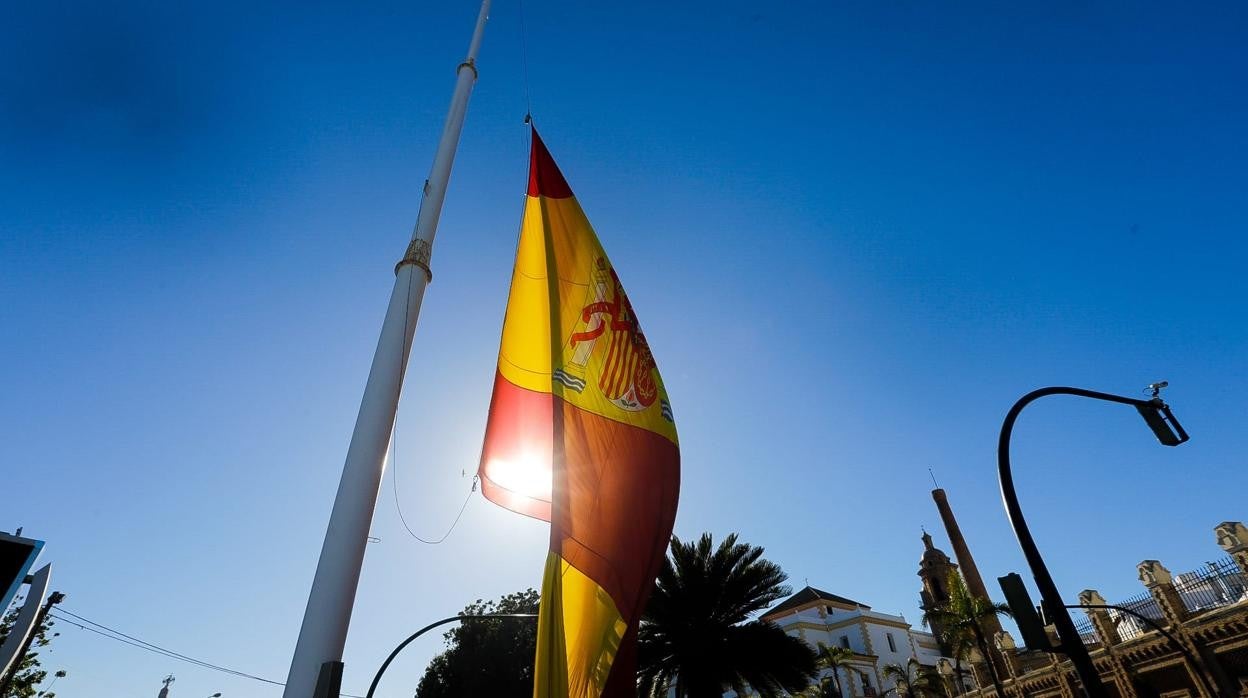 Izado de la bandera, este mediodía, en la plaza de Sevilla ante una veintena de representantes institucionales.