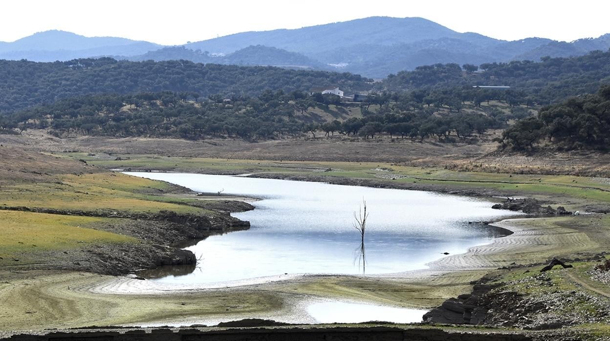 Estado actual del pantano de Aracena, con un notable descenso de su capacidad