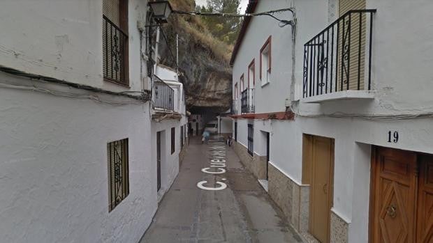 Una mujer se precipita desde unos siete metros a un arroyo en Setenil de las Bodegas