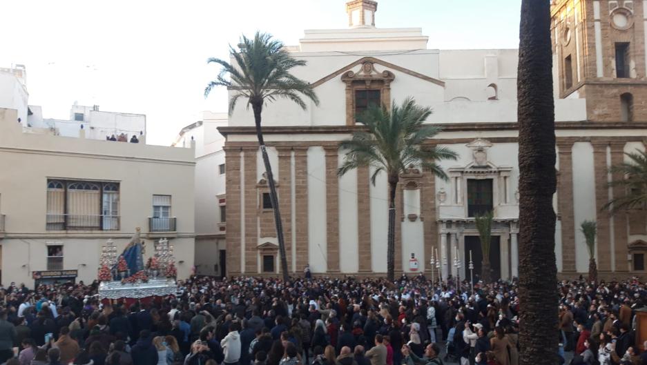VIDEO: La Patrona y el Nazareno ya están en las calles de Cádiz junto a sus fieles