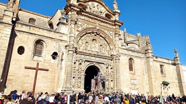 La Virgen de los Milagros se reencuentra con El Puerto en una jornada histórica
