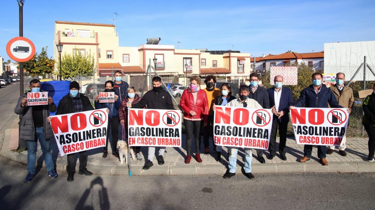 Vecinos y portavoces políticos junto al solar donde se va a construir la gasolinera