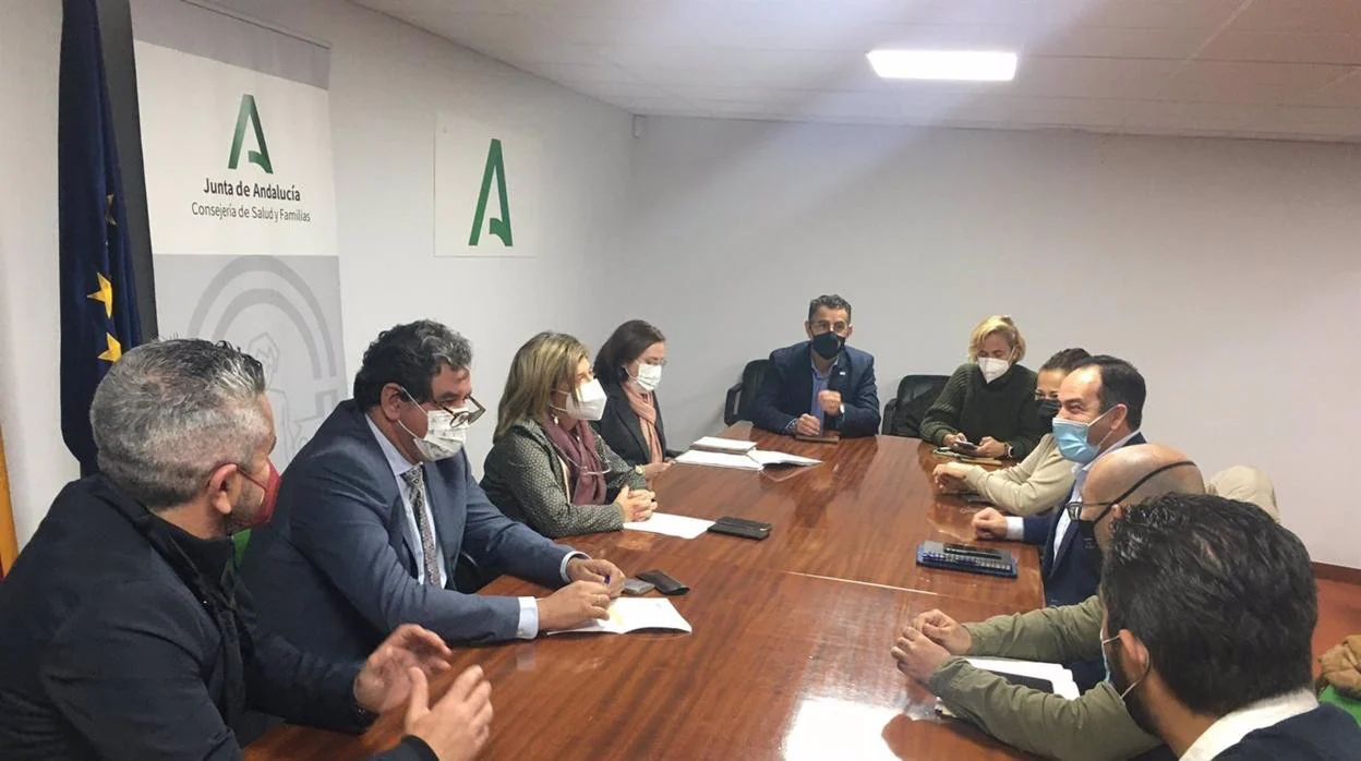 Reunión de la delegada de Salud con los alcaldes de la comarca de la Janda.