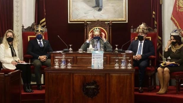 Los Reyes Magos reciben sus coronas en el Ayuntamiento de Cádiz