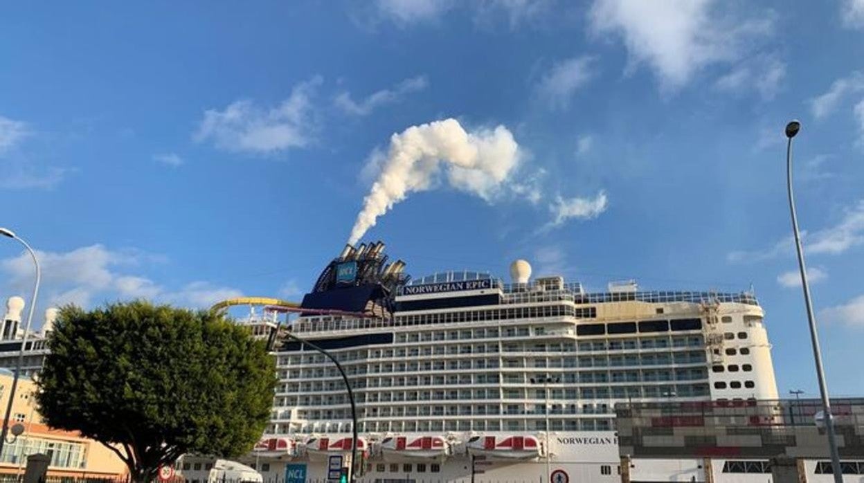 «Cuando los barcos están en el puerto, el humo que se ve es vapor de agua»