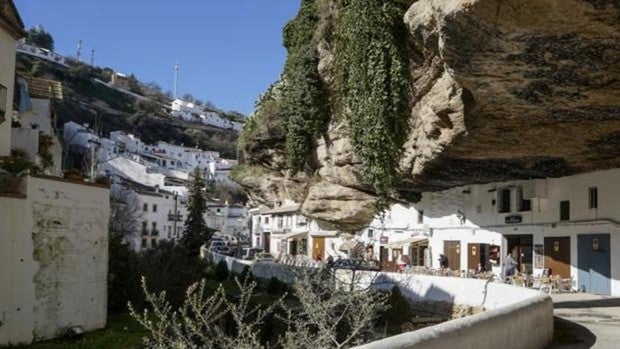 Un brote en un colegio de Setenil de las Bodegas dispara la incidencia covid en el municipio