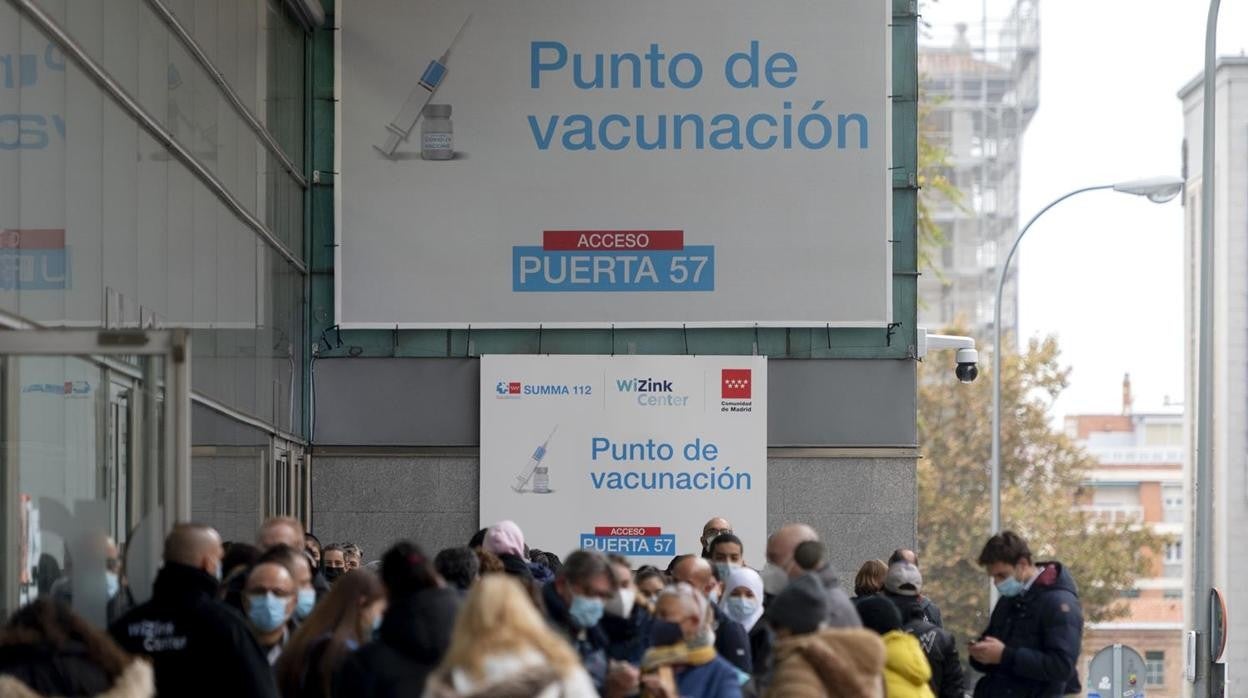 Sanidad estudia administrar la tercera dosis de la vacuna a mayores de 40 años y trabajadores esenciales