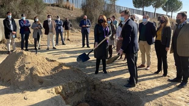 Colocada en Burguillos la primera piedra de las obras de abastecimiento del agua de Emasesa