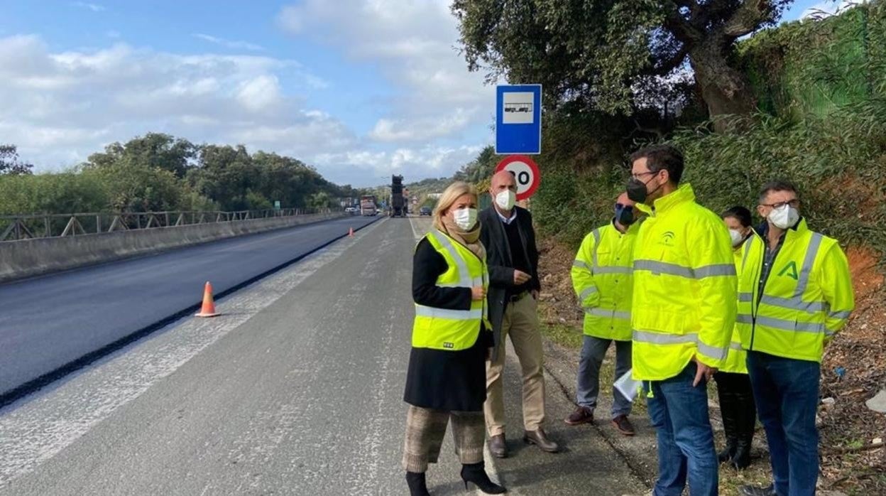 La Junta rehabilita el firme de la carretera que conecta Castellar y Sotogrande