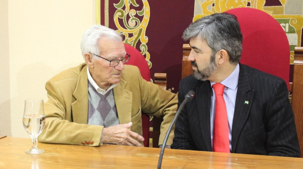 Joaquín Navarro Fernández junto al alcalde de Coria, Modesto González, en una imagen de 2018