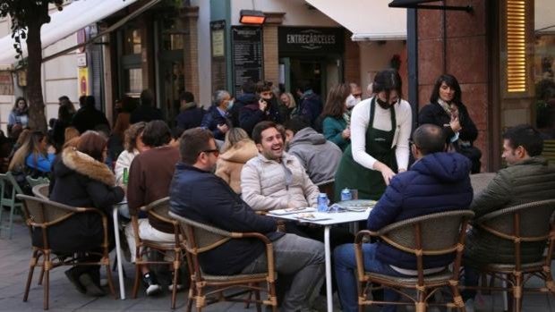 La tasa de contagios por Covid en Sevilla es ahora la mitad que la media de España en esta sexta ola