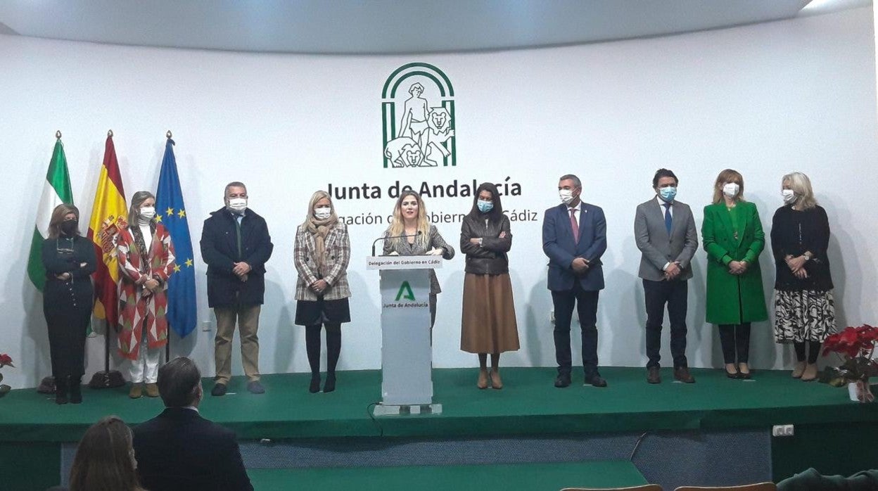 La delegada del Gobierno en Cádiz, Ana Mestre, acompañada de los delegados territoriales.