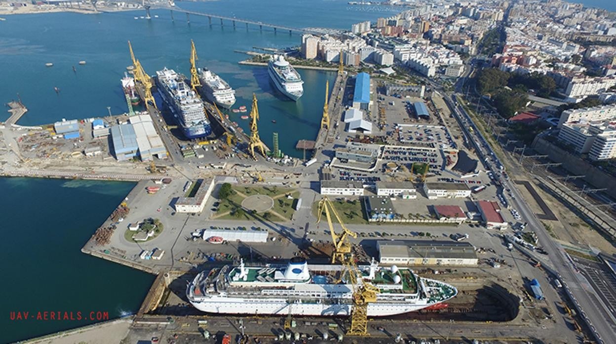 Vista panorámica del astillero de Cádiz con varios cruceros en reparación