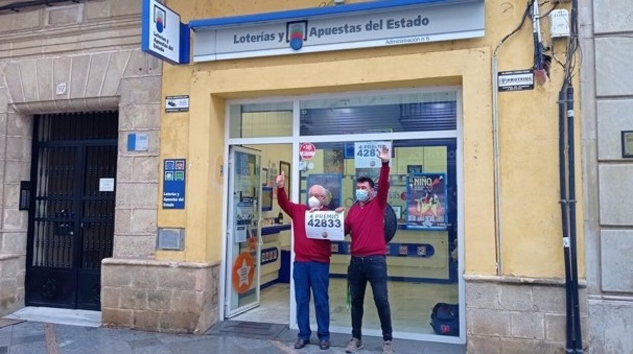 Paco Lara, junto a su padre, a las puertas de la Administración 6 de El Puerto