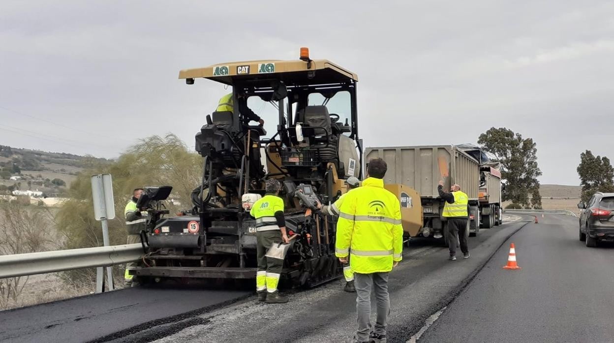 La Junta rehabilita el firme en varios tramos de la carretera A-396