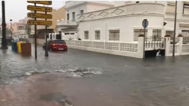 La intensa lluvia deja calles, locales y garajes anegados en varias localidades de Cádiz