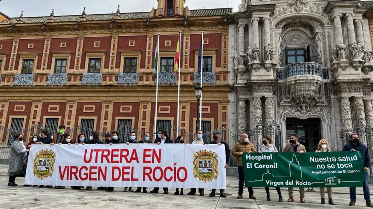 Representantes de los tres pueblos se han concentrado a las puertas del palacio de San Telmo