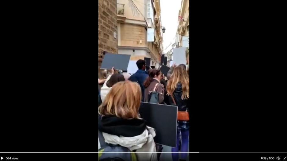 «No a la mascarilla»: Una pequeña manifestación en contra del pasaporte Covid en Cádiz concentra a decenas de personas en el centro