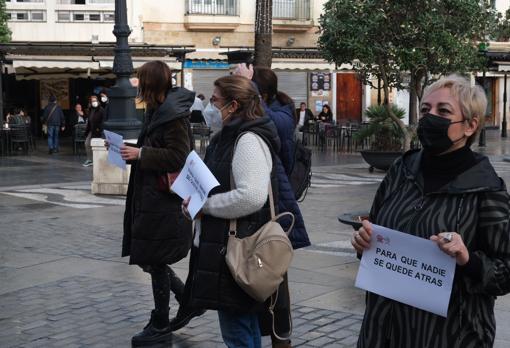 Concentración de los trabajadores de Servicios Sociales despedidos en Cádiz en plena crisis social por la pandemia