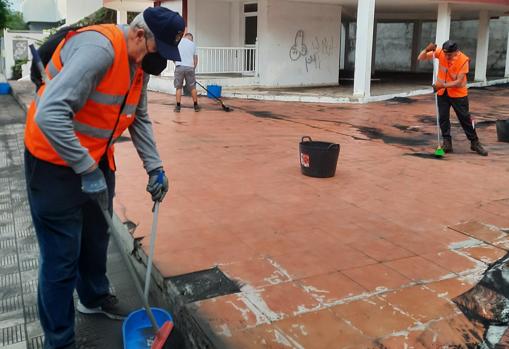 El guardia civil, en primer plano, durante una jornada de limpieza.