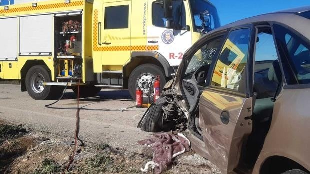 Dos conductores heridos en una colisión frontal en la carretera Pedroso-Paterna