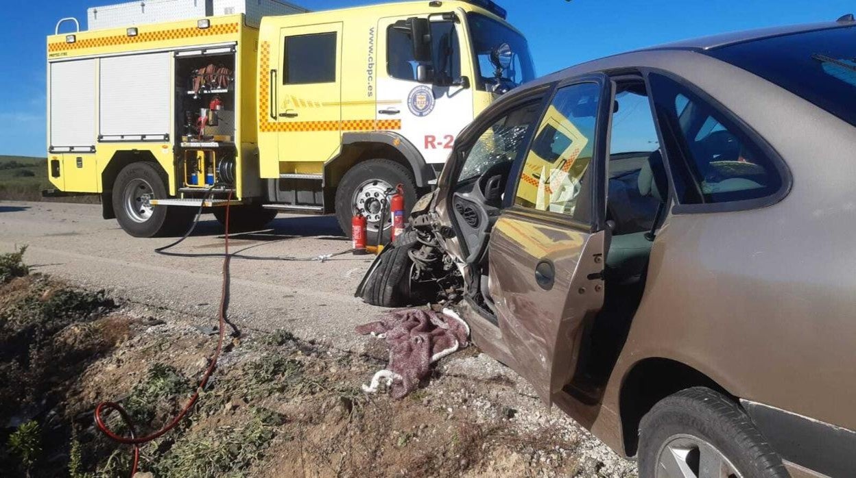 Dos conductores heridos en una colisión frontal en la carretera Pedroso-Paterna