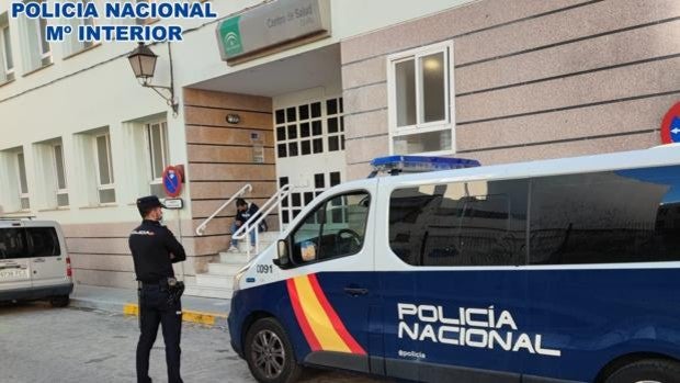 Más policía en los centros de salud de Cádiz debido al repunte de la pandemia