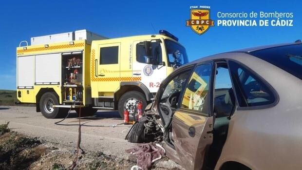 Colisión frontal entre dos coches en la carretera del Pedroso a Paterna