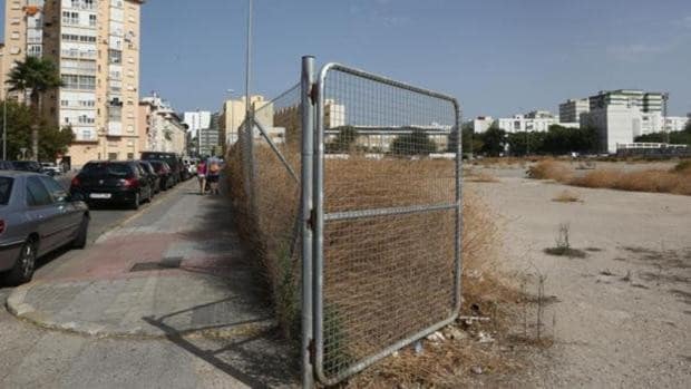 Los vecinos de Cádiz reclaman más aparcamientos y la vuelta de la figura del policía de barrio