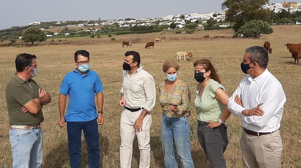 Bruno García (PP), con los ganaderos.