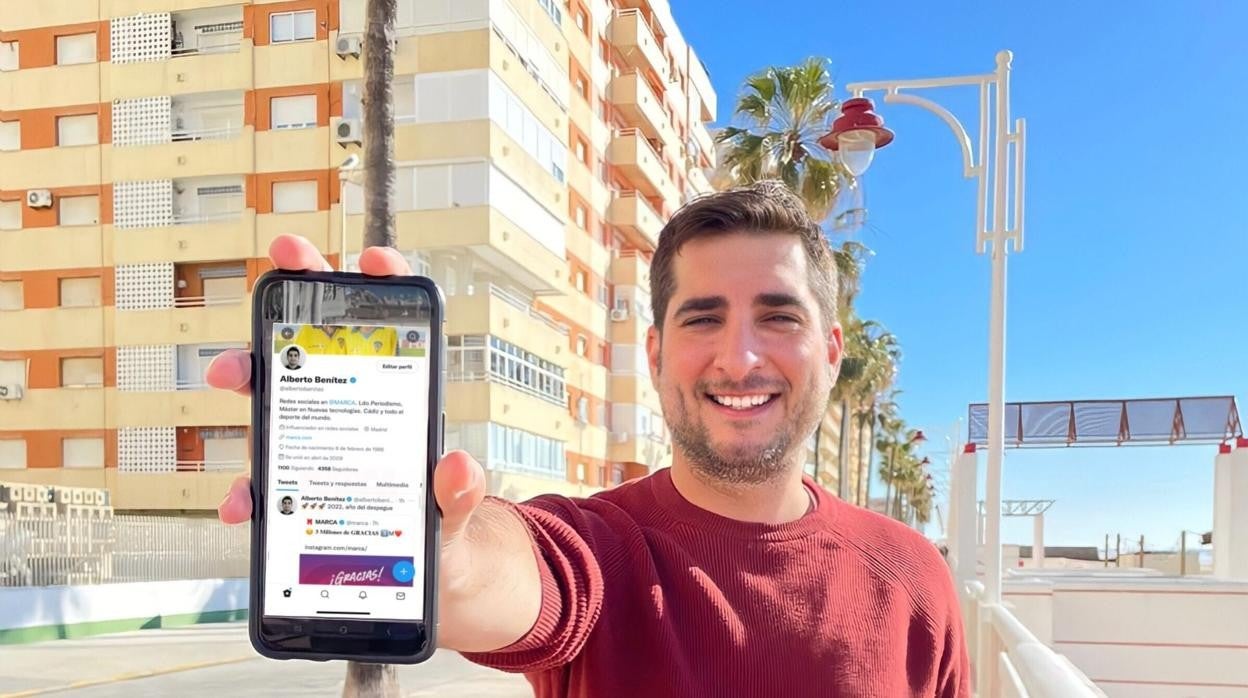 Alberto Benítez, que lleva las redes sociales de Marca, no pierde la oportunidad de pasear por La Victoria.