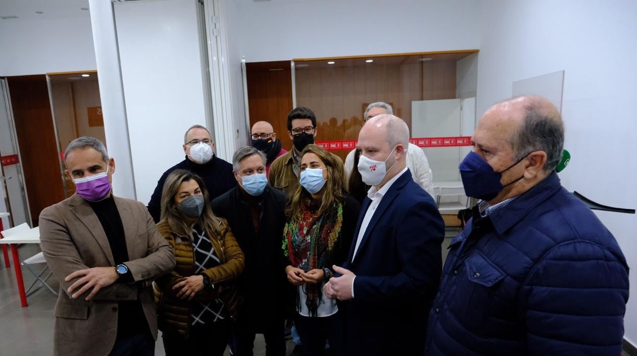 José Ramón Ortega, junto a compañeros de partido que le han arropado en la presentación de su candidatura. Entre ellos, José Pacheco.