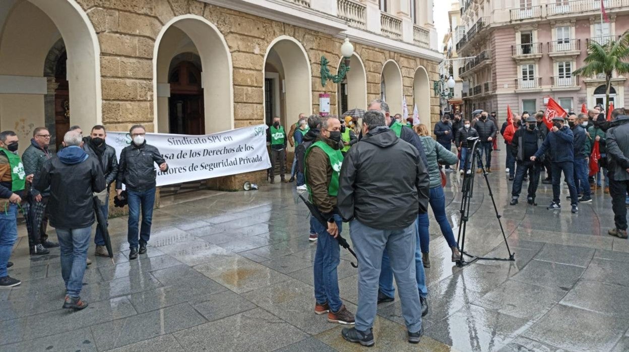 Los vigilantes de seguridad, en una concentración reciente a las puertas de la sede del Ayuntamiento.