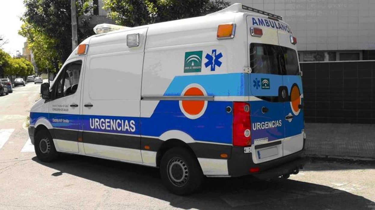 Imagen de archivo de una ambulancia en Sevilla