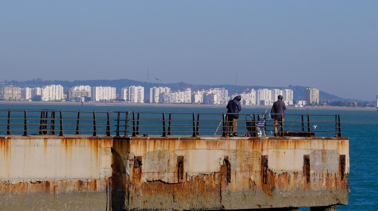 Aspecto del paseo marítimo de Astilleros, donde se producen continuamente actos vandálicos.