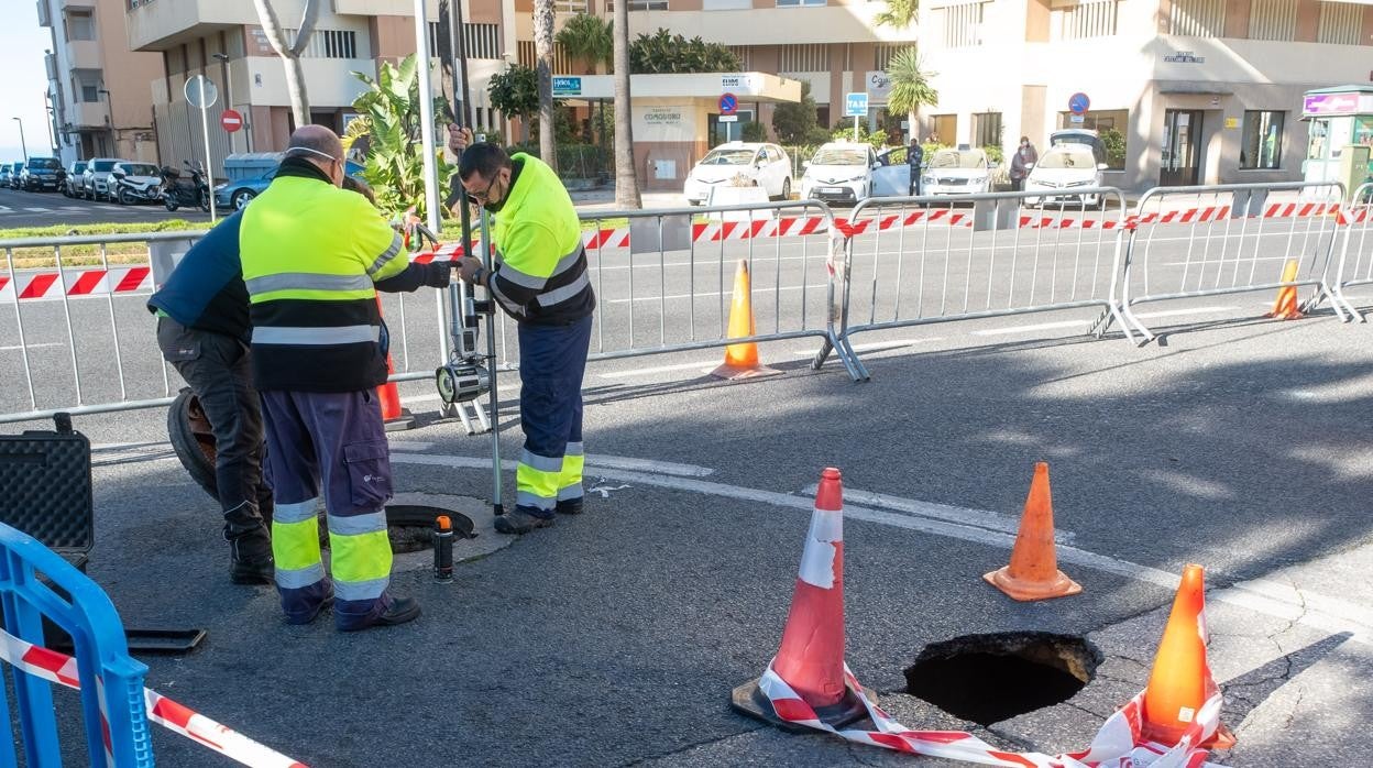 Operarios trabajando en la reparación del socavón