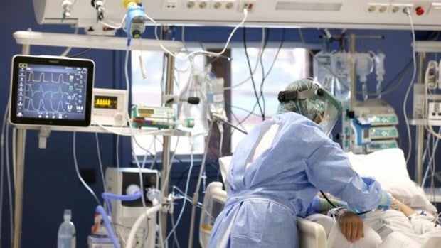 Sevilla tiene sólo 13 de cada cien camas UCI ocupadas por enfermos Covid, una de las más bajas del país