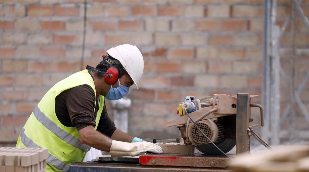 La mitad de los trabajadores sevillanos viven en la «pobreza salarial», con jóvenes con 330 euros al mes