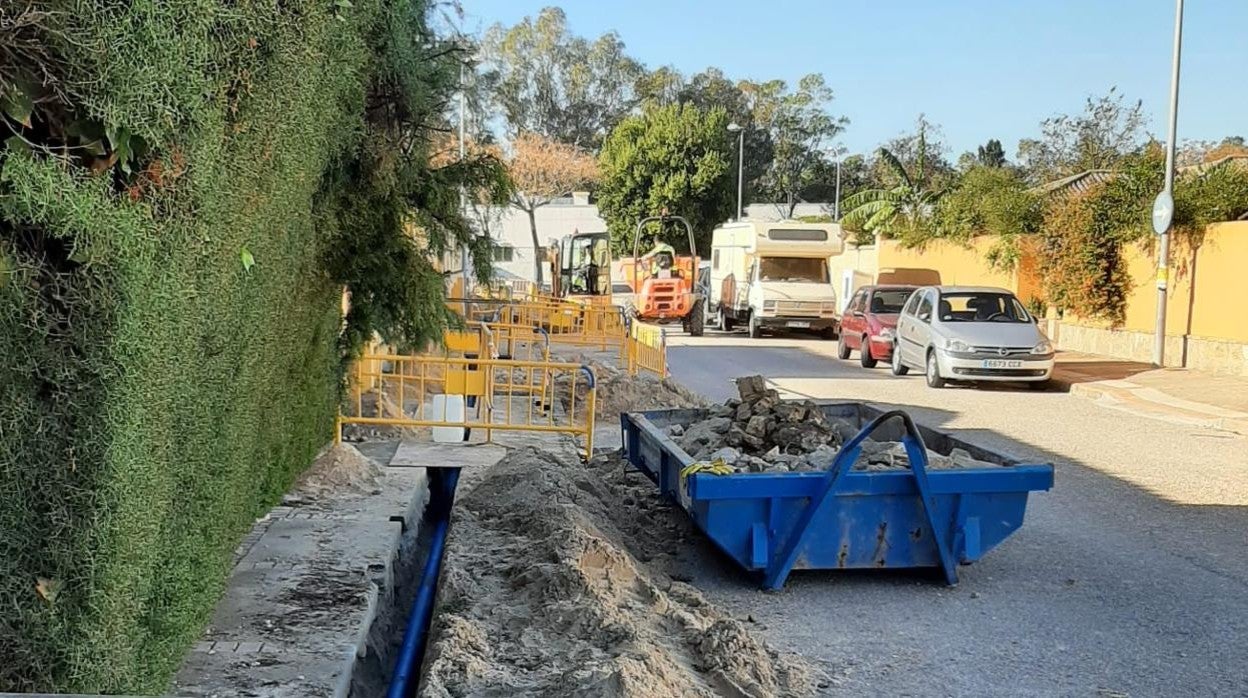 APEMSA ultima la restitución del agua en la calle Luis Caballero de Valdelagrana