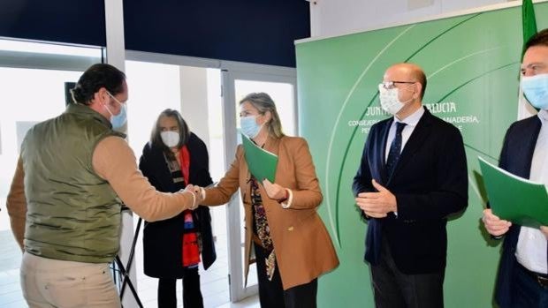 La Junta destina dos millones de euros en ayudas para Frusana y la Cooperativa Agraria Virgen del Rocío de Sanlúcar