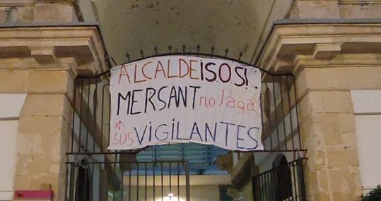 Pancarta en la entrada del Mercado de Abastos de Cádiz, este viernes.