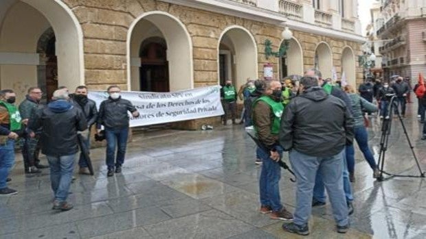 Los vigilantes de seguridad, en una concentración reciente a las puertas de la sede del Ayuntamiento.