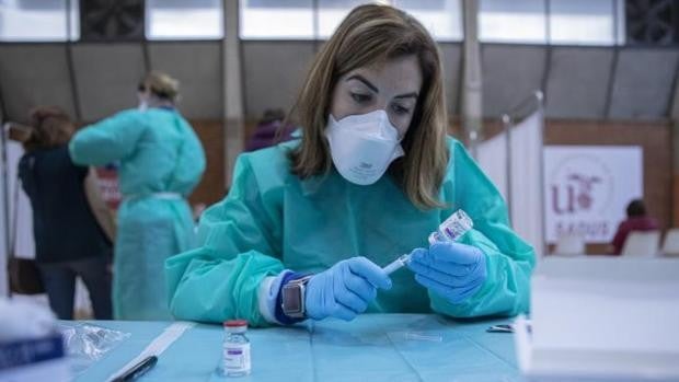 La provincia de Sevilla lidera la bajada de la tasa de contagios Covid de toda España