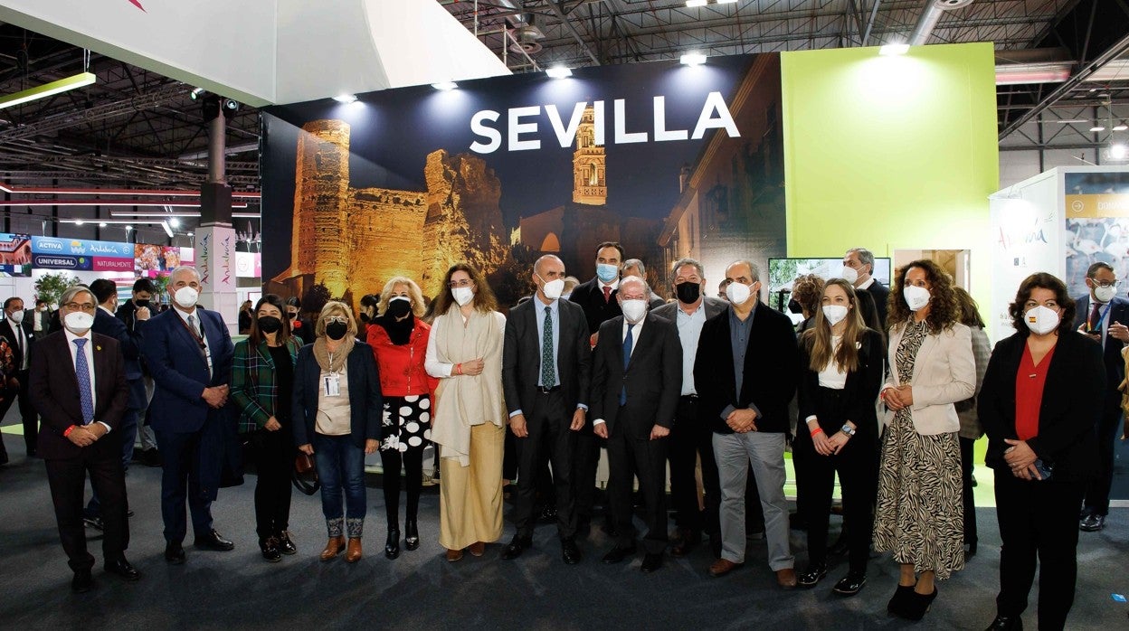 Foto de familia de alcaldes y representantes municipales en Fitur 2022