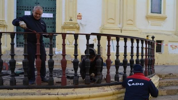 En marcha el arreglo de unas barandas utreranas que tienen más de un siglo de vida