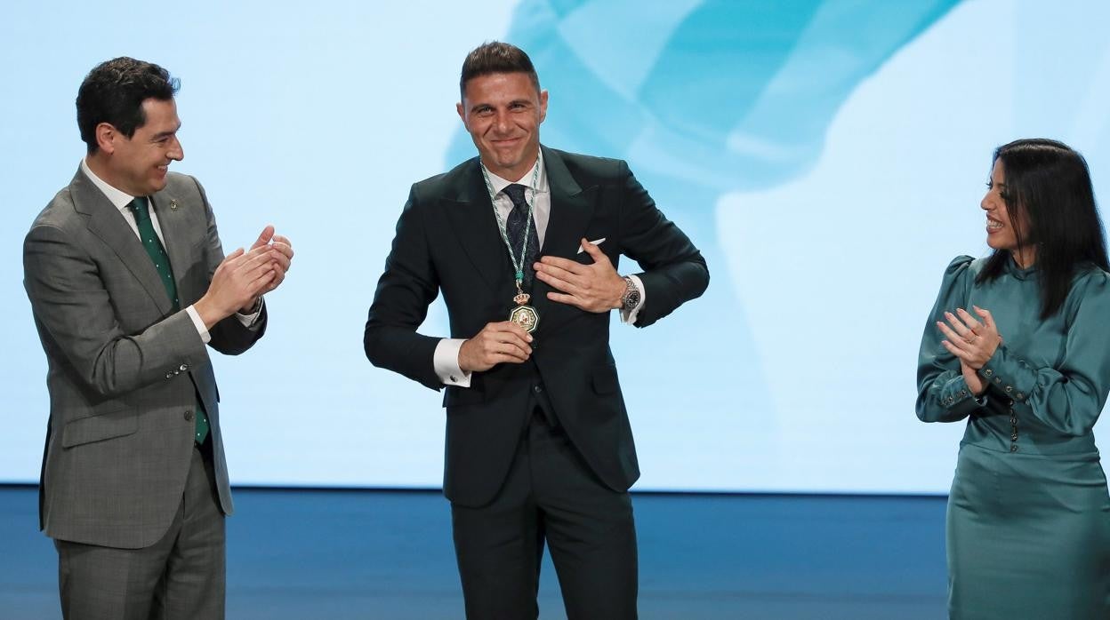 El futbolista del Real Betis Joaquín Sánchez recibiendo la Medalla Andalucía del Deporte el pasado año.