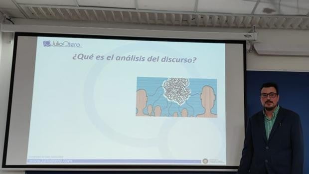 El Aula de Mayores de la UCA acoge una ponencia sobre las ideologías en la sociedad actual