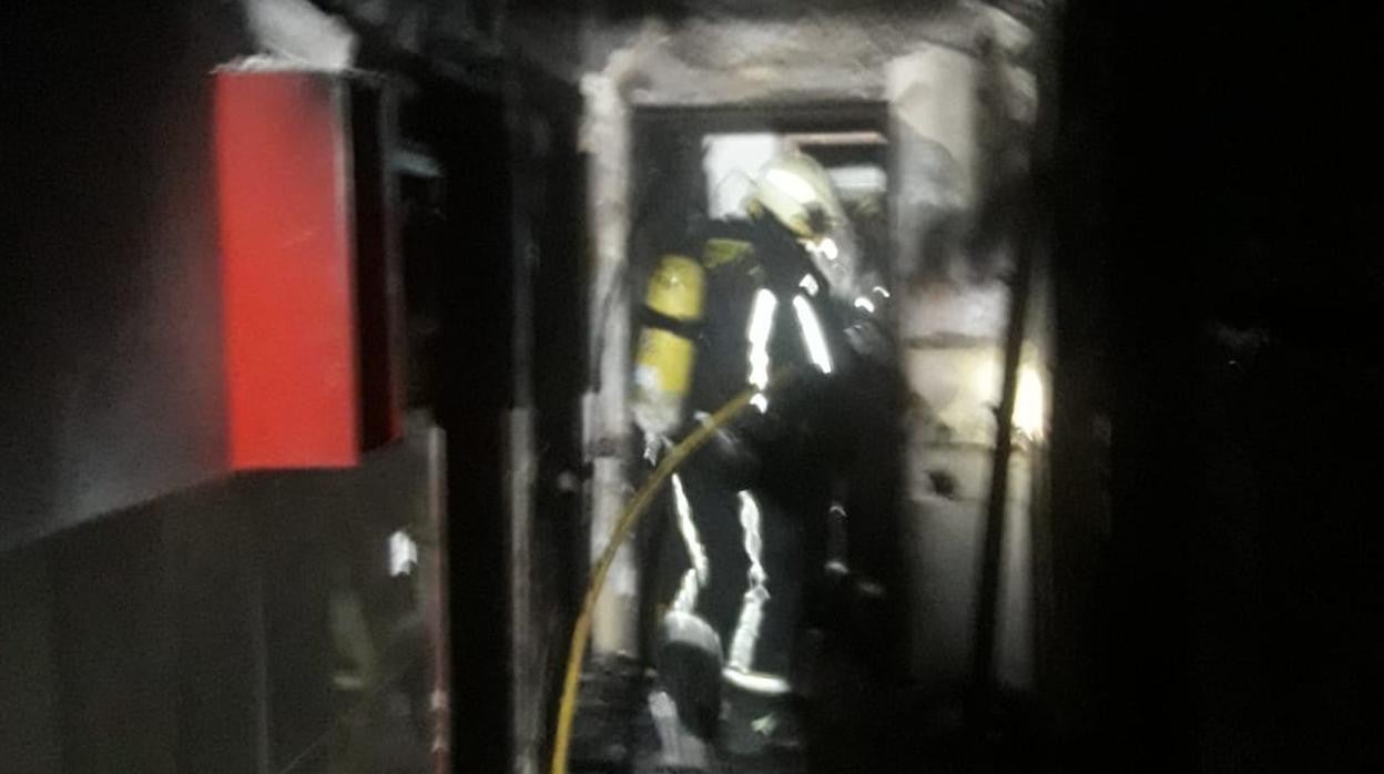 El incendio ha tenido lugar en la avenida de Palomares, en San Juan de Aznalfarache