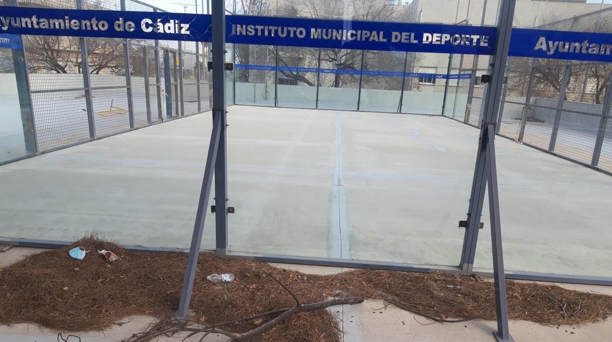 Las pistas de padel están completamente abandonadas y sin mantener.