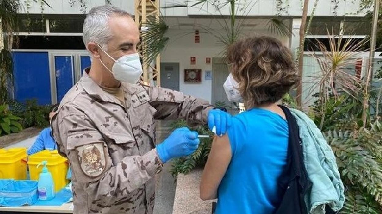 Una joven recibiendo la vacuna en Cádiz.